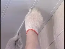 Встановлюємо рейкову підвісну стелю з алюмінію у ванну та кухню - Легка справа ванну