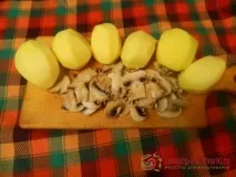 Картопля-гармошка зі свининою та грибами у мультиварці картопля