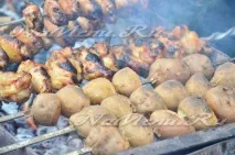 Курячі крильця на мангалі. курячі