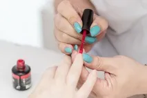 грижа маникюр