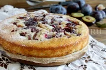 Манник зі сливами на кефірі. кефірі