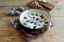 Манник зі сливами на кефірі. кефірі