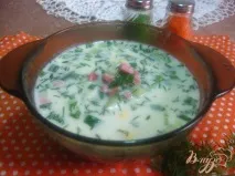 Окрошка на сметані з куркою та салямі. відварена