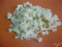 Окрошка на сметані з куркою та салямі. салямі