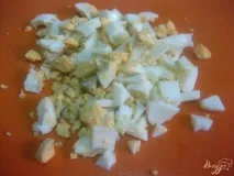 Окрошка на сметані з куркою та салямі. салямі