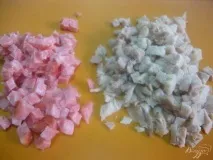 Окрошка на сметані з куркою та салямі. відварена