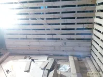 Перегородки в залі зі звичайної дошки брашування, морилка, лак - Будинок із соломи своїми руками дошки