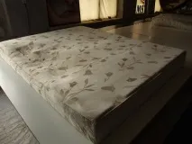 върху дървена дървена рамка