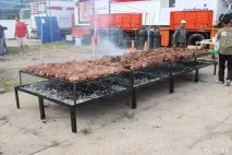 Майже без жінок і по коліно у багнюці коліно