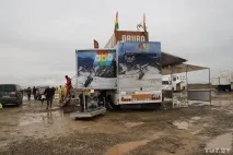 Майже без жінок і по коліно у багнюці багнюці