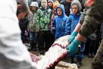 Холоднокровне вбивство жирафа Маріуса на очах у дітей у датському зоопарку маріуса