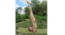 Сарвангасана - стійка на плечах, SLAVYOGA плечах