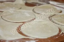 Шари з готового тіста з сиром та помідорами тіста