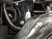 Заміна передніх габаритних вогнів Nissan Juke передніх