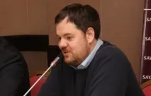 шест месеца политиката