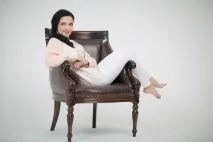 виховує
