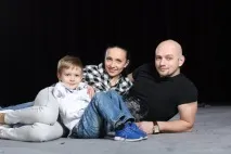 виховує