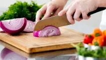 Здорове харчування свіжа і смажена цибуля смажена