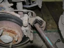 Заміна задніх гальмівних колодок на Міцубісі Каризма задніх