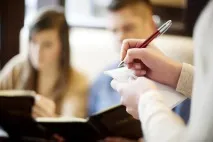 13 причин, через які офіціанти найчастіше звільняються з роботи роботи