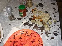 Якщо під час сніданку на кухні стоїть порожня тарілка, після вечері вона обов’язково вибухне. стоїть