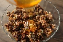 Горіхи з медом - користь і шкода для чоловіків, жінок, як приймати, відео користь