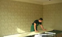 Як поклеїти шпалери на стелю від теорії до практики теорії