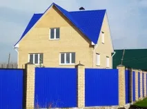 Як підібрати поєднання кольору паркану до будинку кольору