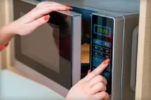 Як прибрати запах з мікрохвильової печі способи видалити запах гару, нового пластику і риби (відео і прибрати