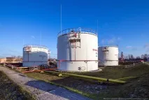 зареждат самолети