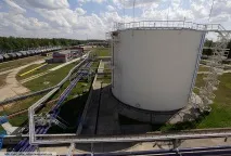 зареждат самолети