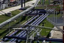зареждат самолети