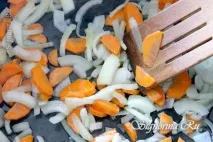 Куряча печінка тушкована в молоці з овочами. тушкована