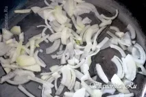 Куряча печінка тушкована в молоці з овочами. куряча