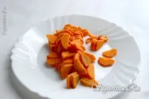 Куряча печінка тушкована в молоці з овочами. печінка