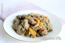 Куряча печінка тушкована в молоці з овочами. тушкована