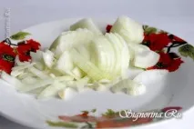 Куряча печінка тушкована в молоці з овочами. печінка
