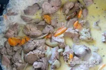 Куряча печінка тушкована в молоці з овочами. тушкована