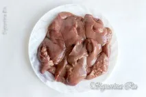 Куряча печінка тушкована в молоці з овочами. тушкована