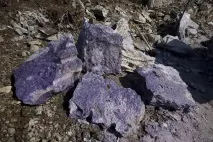 Магічні та лікувальні властивості каменю чароїт каменю