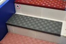 Накладки на сходинки гумові та протиковзкі куточки на ганок із пластикового профілю сходинки