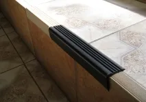Накладки на сходинки гумові та протиковзкі куточки на ганок із пластикового профілю сходинки