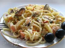Паста з морепродуктами у вершковому соусі з травами травами