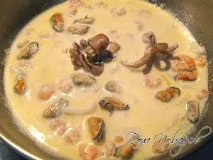 Паста з морепродуктами у вершковому соусі з травами вершковому