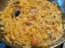 Паста з морепродуктами у вершковому соусі з травами вершковому