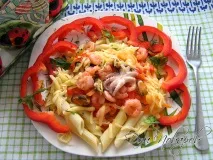 Паста з морепродуктами у вершковому соусі з травами паста