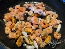 Паста з морепродуктами у вершковому соусі з травами соусі