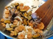 Паста з морепродуктами у вершковому соусі з травами соусі