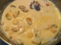 Паста з морепродуктами у вершковому соусі з травами паста