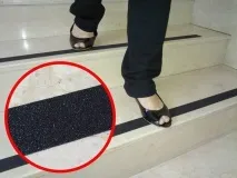 Протиковзкі накладки на сходах самоклеючий гумовий поріжок, смуга, куточки, сходах
